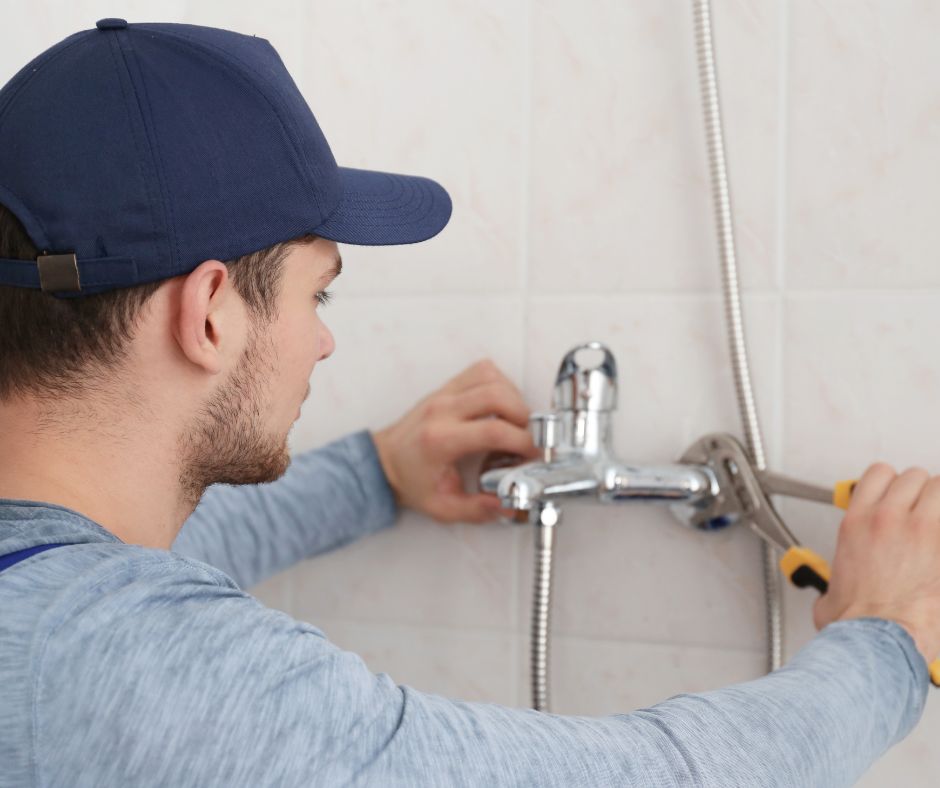 Badezimmer Renovierung - Installateur bei der Arbeit